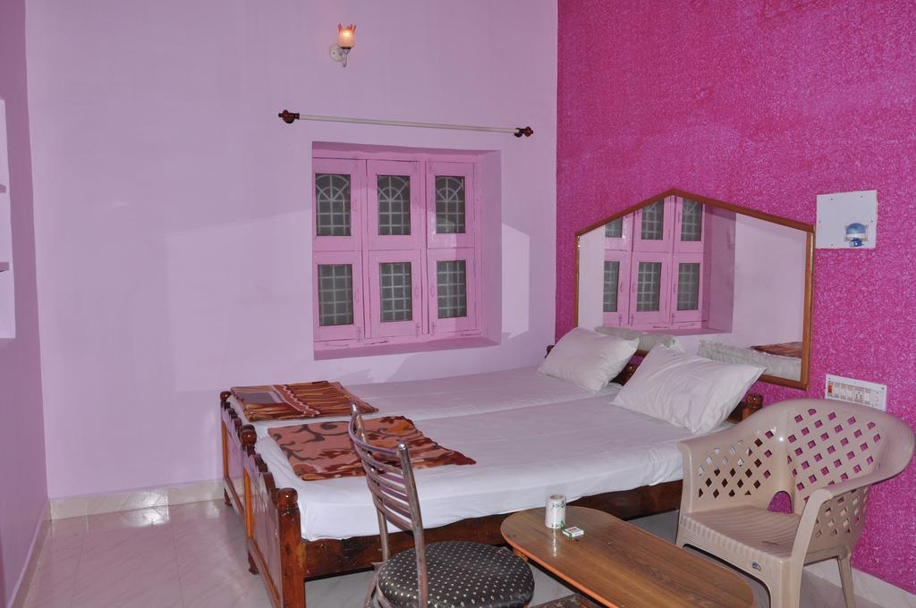 Thilak Home Stay Hampi Exterior photo